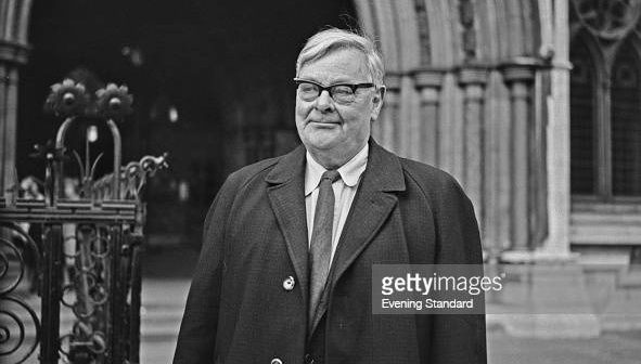 O autor e jornalista inglês Raymond Postgate (1896 - 1971) do lado de fora do Royal Courts of Justice em Londres durante um processo judicial, Reino Unido, 3 de novembro de 1965. Sua resenha de Babycham em uma edição de 1965 da revista 'Holiday' resultou em um processo por difamação de os fabricantes, mas Postgate foi absolvido. (Foto do Evening Standard/Hulton Archive/Getty Images)