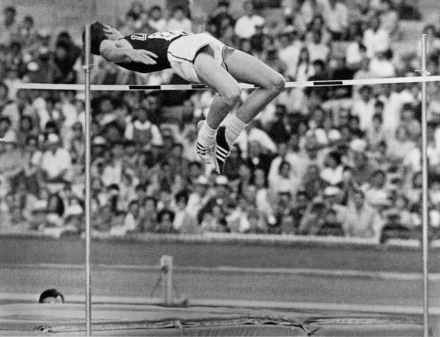 Dick Fosbury inovou nas Olimpíadas de 1968 — Foto: AFP