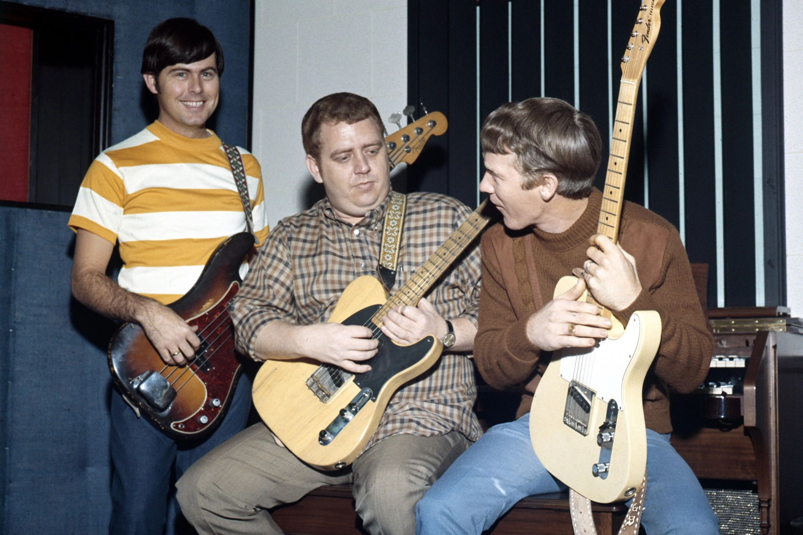 Jimmy Johnson (centro), o guitarrista do Muscle Shoals que apoiou Aretha Franklin, Paul Simon e Wilson Pickett, morreu aos 76 anos. HOUSE OF FAME LLC/MICHAEL OCHS ARCHIVES/GETTY IMAGES