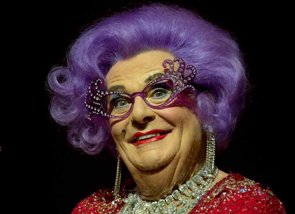 Barry Humphries como Dame Edna, em turnê de despedida em Londres, em 2013 — Foto: Joel Ryan/Invision/AP/Arquivo