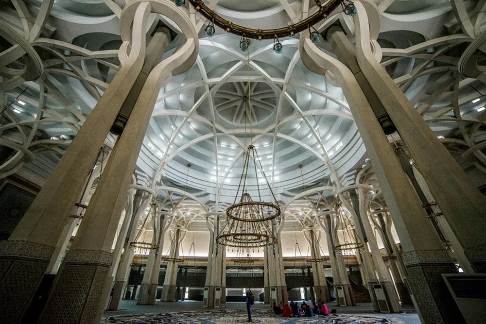 Os interiores da Mesquita e o Centro Cultural Islâmico, em Roma — Foto: Divulgação/VisitLazio