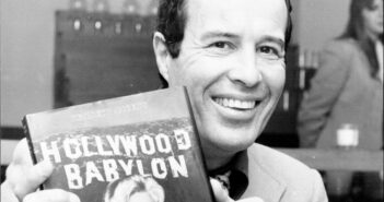 Kenneth Anger segura seu livro, 'Hollywood Babylon' (Fairfax Media Archives / Getty Images/Reprodução)