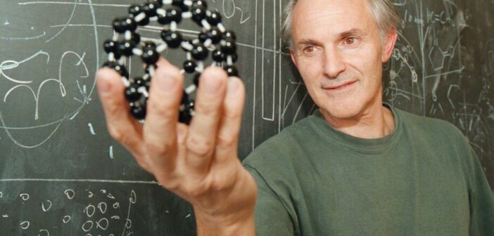 Dr. Harry Kroto exibe um modelo de sua descoberta. (Crédito da fotografia: Cortesia ©Michael Scates/Associated Press)