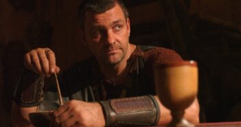 Ray Stevenson em cena de 'Roma' — Foto: Reprodução