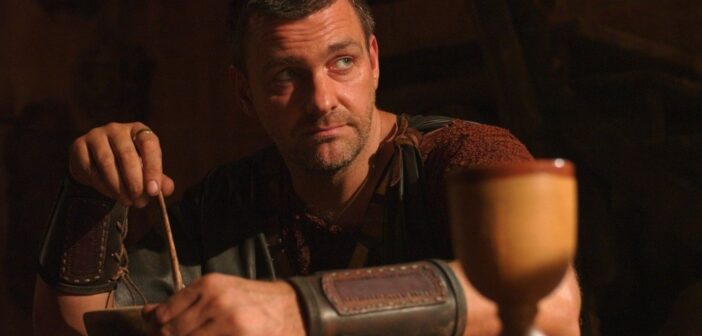 Ray Stevenson em cena de 'Roma' — Foto: Reprodução