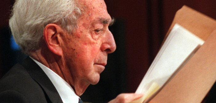 Lloyd Cutler repassa notas antes de testemunhar perante o Comitê de Whitewater do Senado em novembro de 1995.Dennis Cook / arquivo AP