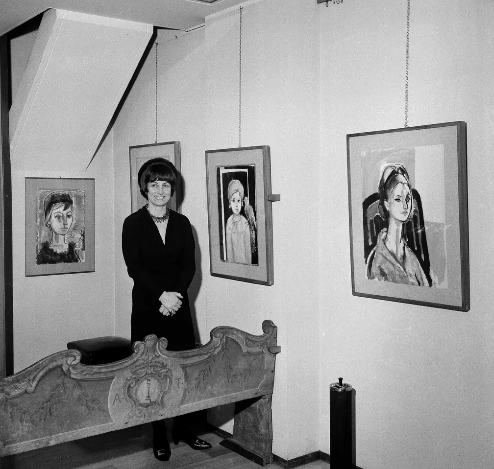 Françoise Gilot posa co suas pinturas em uma exposição em Milão, em dezembro de 1965 — Foto: AP