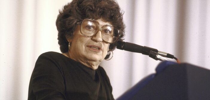 O intelectual neoconservador Midge Decter em 1987, falando em um jantar de gala para o American Spectator. (Cynthia Johnson/Getty Images)