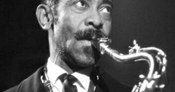 Don Byas; saxofonista tenor de jazz. (Crédito da fotografia: Cortesia © Copyright JazzWax/ REPRODUÇÃO/ DIREITOS RESERVADOS)