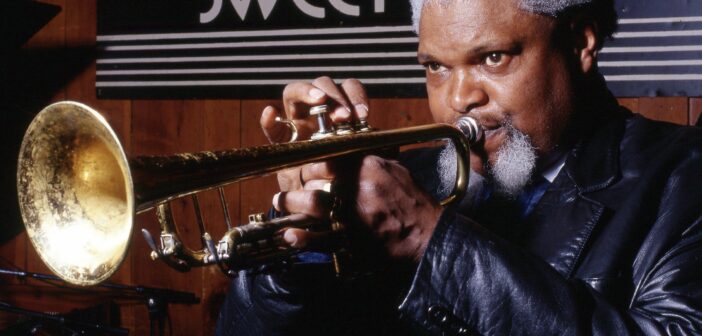 O trompetista Ted Curson em 1997. Ele estava programado para liderar uma jam session esta semana em um clube de Montclair, NJ.Crédito...Alan Nahigian