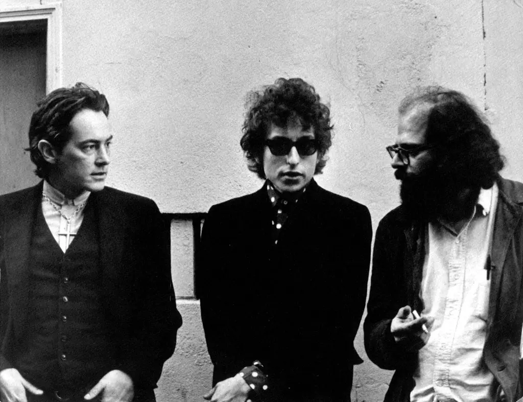 O poeta Michael McClure, à esquerda, com Bob Dylan e Allen Ginsberg em San Francisco em 1965. À esquerda, o Sr. McClure em 1972.Crédito...Larry Keenan