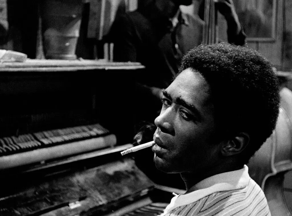 O pianista Freddie Redd em cena do filme “The Connection” de 1961. Ele compôs a música para a peça em que se baseou, que também foi utilizada no filme, além de ter aparecido em ambos. (Crédito da fotografia: Cortesia © Copyright Alamy Banco de Imagens)