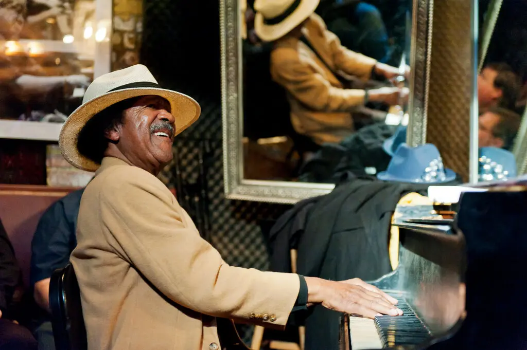 Freddie Redd em performance no Smalls Jazz Club em Manhattan em 2011. (Crédito: Jack Vartoogian/Getty Images/Getty Images)