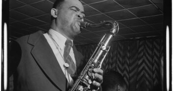 Retrato de Arnett Cobb, Downbeat, Nova York, NY, entre 1946 e 1948. (Crédito da fotografia: Cortesia © Copyright Library of Congress)