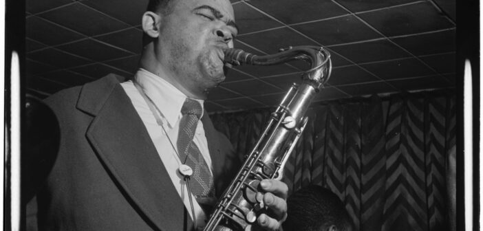 Retrato de Arnett Cobb, Downbeat, Nova York, NY, entre 1946 e 1948. (Crédito da fotografia: Cortesia © Copyright Library of Congress)