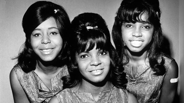 As Dixie Cups em 1964, ano em que marcaram um grande sucesso com “Chapel of Love”. A partir da esquerda estavam Joan Marie Johnson, Rosa Lee Hawkins e Barbara Ann Hawkins.Crédito...Dezo Hoffman/Shutterstock