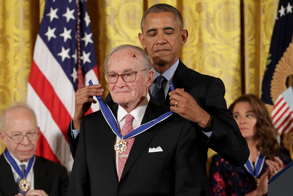 O presidente Barack Obama concede a Medalha Presidencial da Liberdade ao ex-presidente do Comitê Federal de Comunicações e ex-aluno da Northwestern, Newton Minow, durante uma cerimônia na Casa Branca em 2016. Getty Images