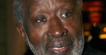 Clarence Avant, conhecido como o 'padrinho da música negra' — (Foto: Jacques Brinon/AP)