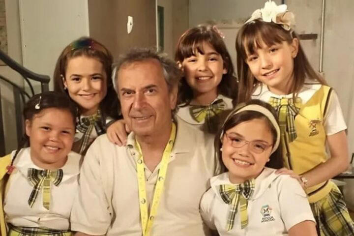 Luiz Antônio Piá entre Aysha Benelli, Maisa Silva, Ana Vitória Zimmermann, Larissa Manoela e Stefany Vaz nos bastidores de Carrossel (SBT, 2012) – Foto: Reprodução/Instagram © Fornecido por Areavip