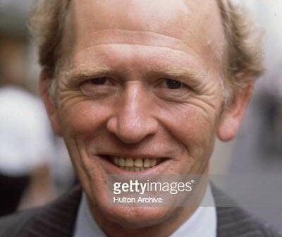 9 de dezembro de 1981: ator escocês de teatro e cinema, Gordon Jackson (1923 - 1990). (Foto de Arquivo Hulton/Getty Images)