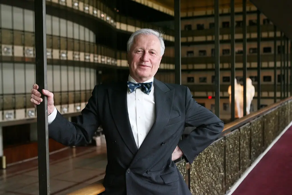 Paul Kellogg em 2007 no New York State Theatre, como era então chamada a casa da Ópera da Cidade de Nova York. Como líder daquela empresa e da Glimmerglass Opera, ele tornou as duas casas parceiras criativas. (Crédito da fotografia: Sara Krulwich/The New York Times)