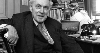 OSLO 19691030 O Prémio Nobel da Economia, o primeiro do género, foi atribuído ao professor norueguês Ragnar Frisch. Situação de entrevista. (Frisch não pôde receber o prêmio em Estocolmo no dia 10 de dezembro devido a uma perna quebrada pouco antes da partida) Foto: NTB/SCANPIX