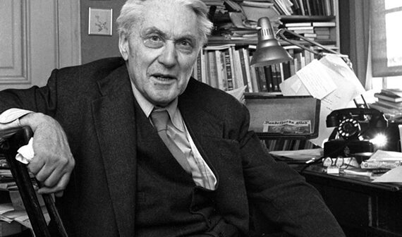 OSLO 19691030 O Prémio Nobel da Economia, o primeiro do género, foi atribuído ao professor norueguês Ragnar Frisch. Situação de entrevista. (Frisch não pôde receber o prêmio em Estocolmo no dia 10 de dezembro devido a uma perna quebrada pouco antes da partida) Foto: NTB/SCANPIX