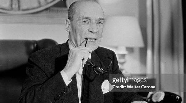 Jean Prouvost. Na França, em Paris, em 15 de dezembro de 1960, Jean PROUVOST, diretor de Paris Match, posant dans son bureau. (Foto de Walter Carone/Paris Match via Getty Images)