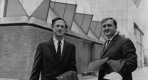 James Gowan, à esquerda, com James Stirling em frente ao Edifício de Engenharia da Universidade de Leicester, concluído em 1963. Fotografia: ANL/Rex Shutterstock