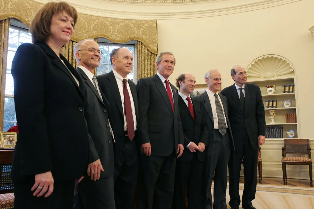 O presidente George W. Bush reuniu-se com o Dr. Prescott e outros ganhadores do Nobel na Casa Branca em dezembro de 2004. A partir da esquerda: Linda Buck, Finn Kydland, Dr. Prescott, Presidente Bush, Frank Wilczek, David Gross e Richard Axel. (Crédito da fotografia: Cortesia © Copyright Stephen Crowley/The New York Times)