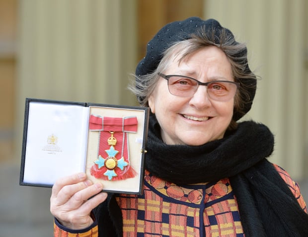 Ela exibe sua medalha após ser nomeada Dama em uma cerimônia de investidura no Palácio de Buckingham em 2016. Fotografia: John Stillwell/AFP/Getty Images