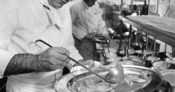 O chef Alain Sailhac no Le Cygne em 1972. Ao premiar o restaurante com quatro estrelas, o The New York Times disse que ele oferecia “a melhor alta gastronomia francesa da cidade”.Crédito...Paul Hosefros/The New York Times