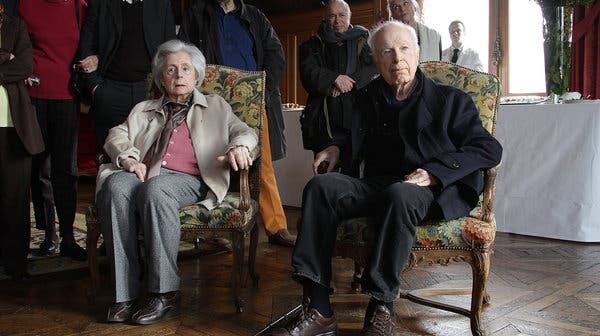 Micheline Rozan e Peter Brook durante cerimônia em que receberam a Medalha Vermeil da Cidade de Paris em 2011. “Ele nunca poderia ter feito o que fez sem ela”, disse o escritor e ator Jean-Claude Carrière.Crédito...Richard Bord/WireImage, via Getty Images