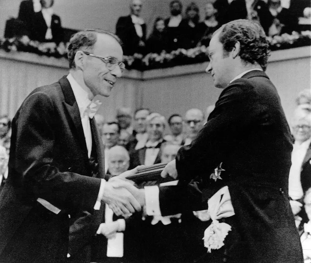 Dr. Penzias recebendo o Prêmio Nobel de Física em Estocolmo das mãos do Rei Carl XVI Gustaf da Suécia.Crédito...Imprensa Associada