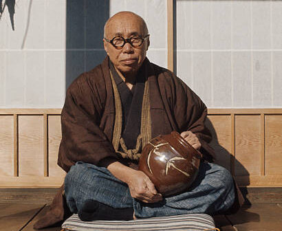 Shoji Hamada fora de seu estúdio de cerâmica de Mashiko em 1974. (Criador: Tony Evans/Timelapse Library Ltd. Crédito: Getty Images)