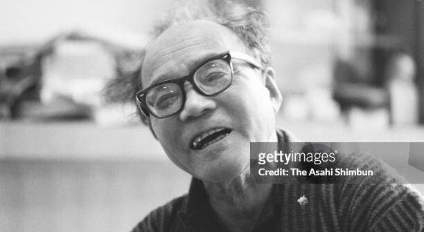 KAMAKURA, JAPÃO - 17 DE NOVEMBRO: O artista Shiko Munakata fala durante a entrevista com Asahi Shimbun em 17 de novembro de 1970 em Kamakura, Kanagawa, Japão. (Crédito da fotografia: Cortesia Copyright© The Asahi Shimbun via Getty Images/The New York Times/ REPRODUÇÃO/ TODOS OS DIREITOS RESERVADOS)