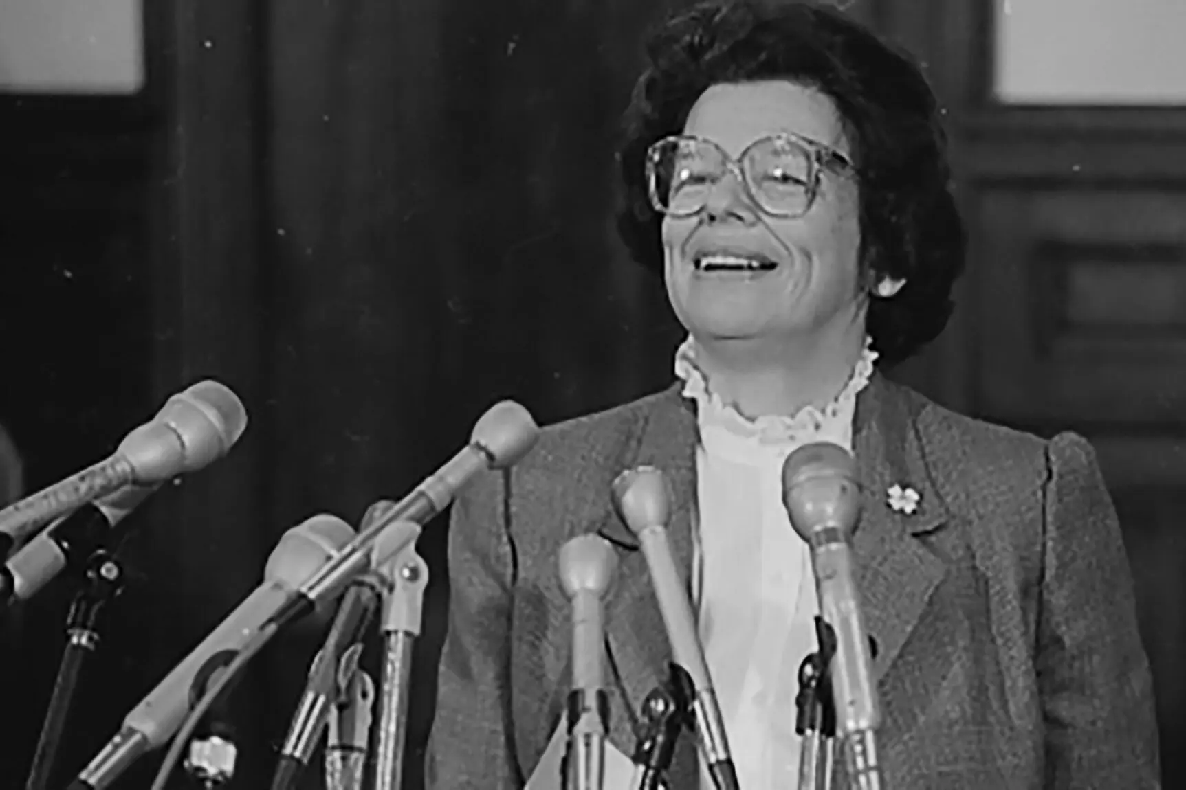 Juíza Peters em 1984, quando foi nomeada presidente da Suprema Corte de Connecticut. Numa época em que muito poucas mulheres eram advogadas, “nunca me ocorreu ser outra coisa”, disse ela.Crédito...Bob Criança/Associated Press