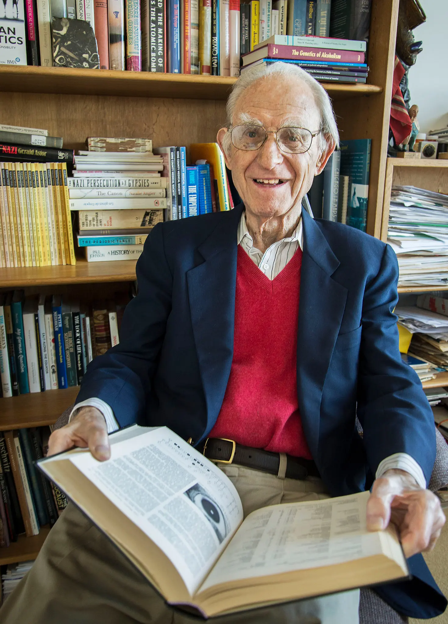 Dr. Arno Motulsky em seu apartamento em Seattle em 2014. (Crédito...Clare McLean/Universidade de Washington)