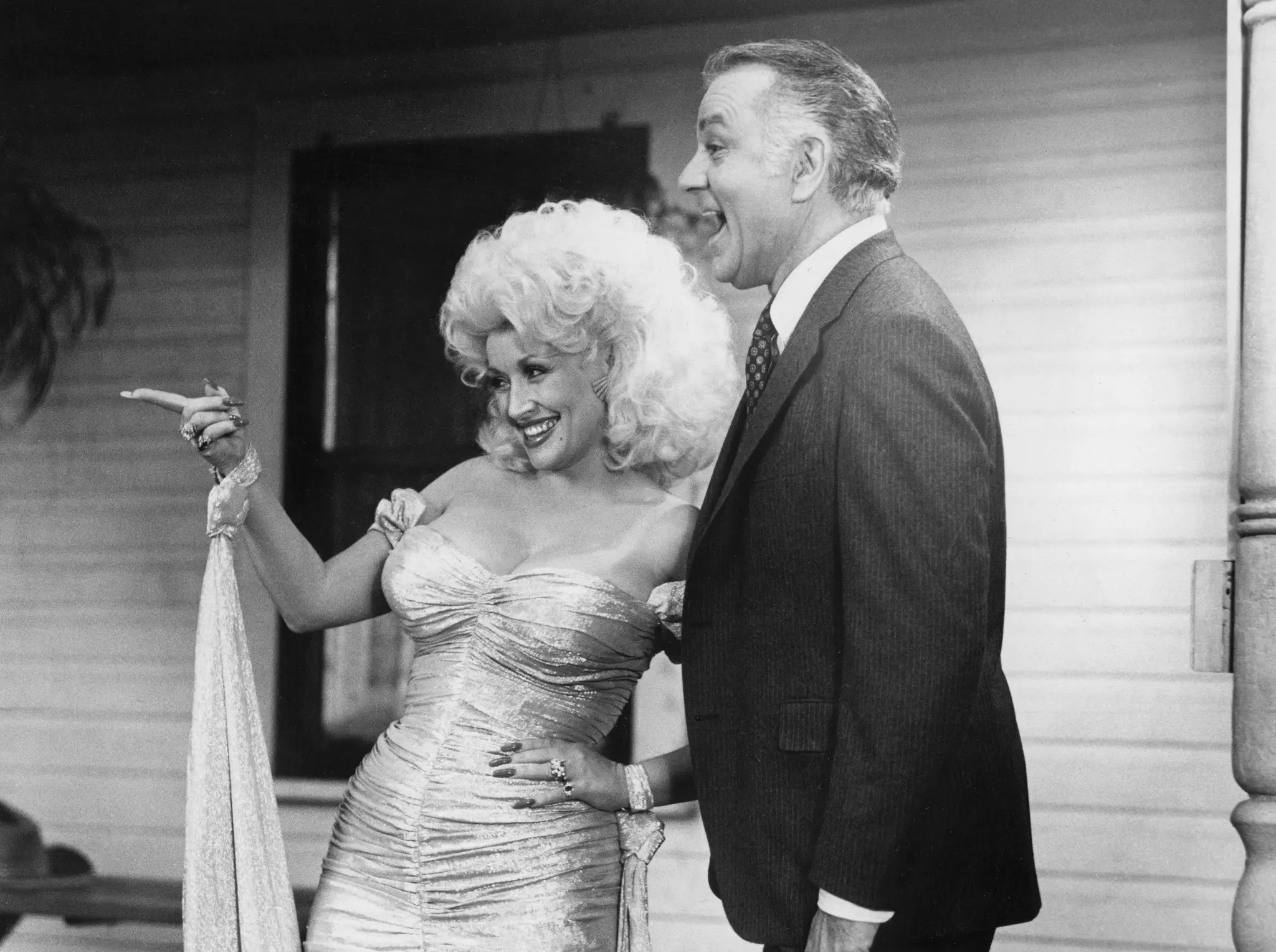 Dolly Parton e Robert Mandan na versão cinematográfica de 1982 do musical do Sr. King, “The Best Little Whorehouse in Texas”.Crédito...Estúdios da Cidade Universal