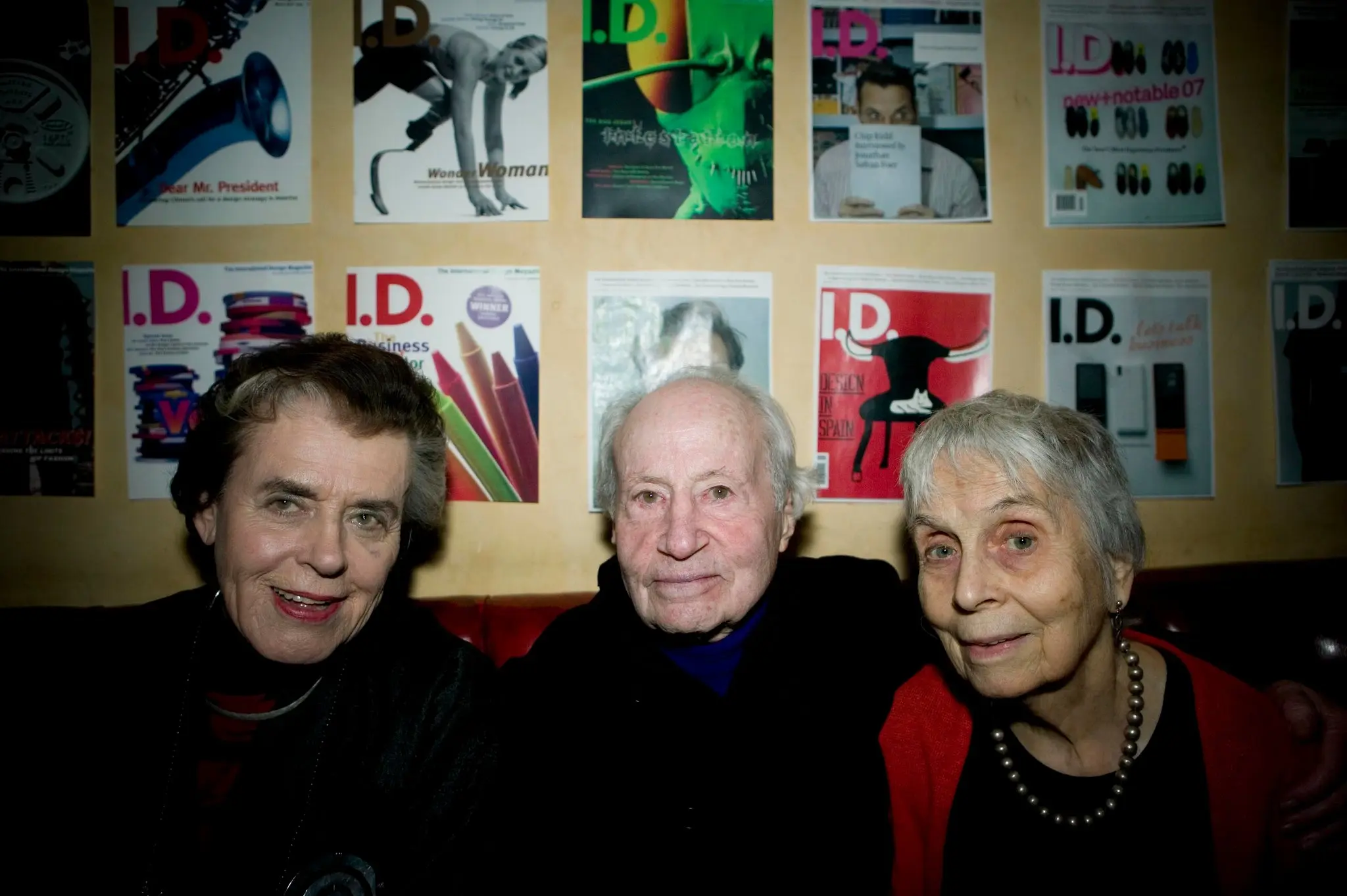 Caplan com Jane Thompson (anteriormente Jane Matarachi), à esquerda, e Deborah Allen, os editores fundadores da revista ID, em Manhattan em 2010. A revista deixou de ser publicada naquele ano. Caplan foi seu editor de 1959 a 1963.Crédito...Piotr Redlinski para o New York Times