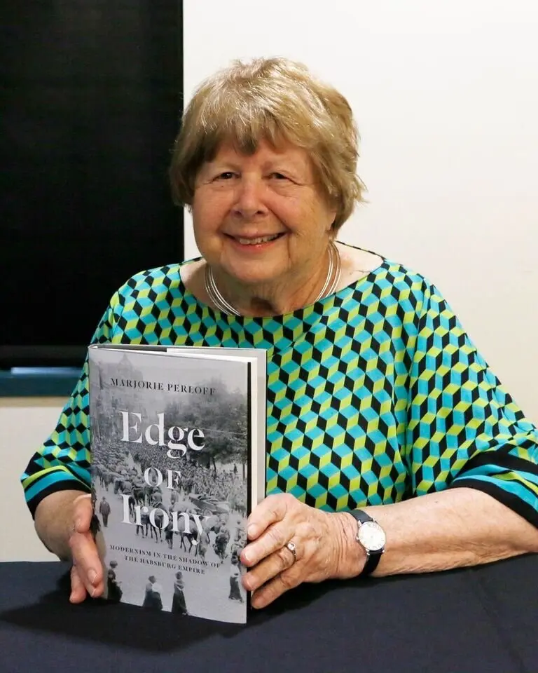 Professora Marjorie Perloff com um de seus livros, “Edge of Irony: Modernism in the Shadow of the Habsburg Empire”. Ela era uma crítica do cânone ocidental, considerando-o um obstáculo à vanguarda. (Crédito da fotografia: através da família Perloff)