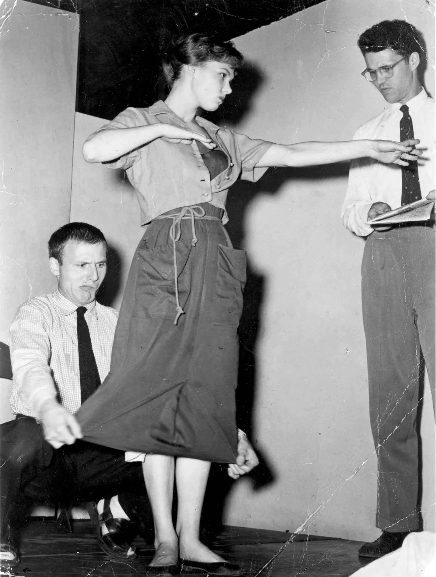 David Shepherd, à direita, com Andy Duncan e Barbara Harris na primeira apresentação dos Compass Players, em 1955, em Chicago. Shepherd foi um dos fundadores dos Compass Players, mas recusou-se a ingressar no Second City, seu sucessor.Crédito...Chicago Sun-Times, via Associated Press