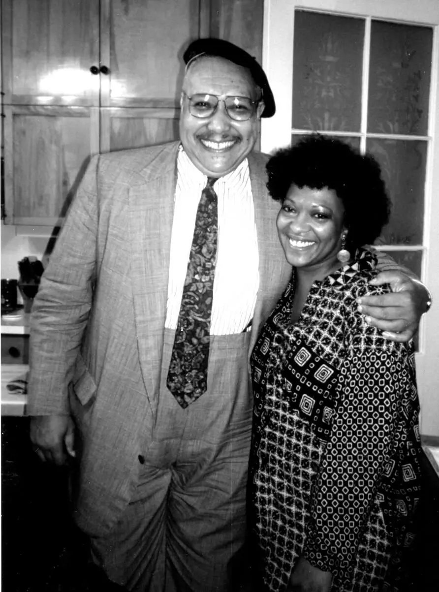 Sr. Harper com a poetisa Rita Dove em 1994.Crédito...Jill Krementz, todos os direitos reservados