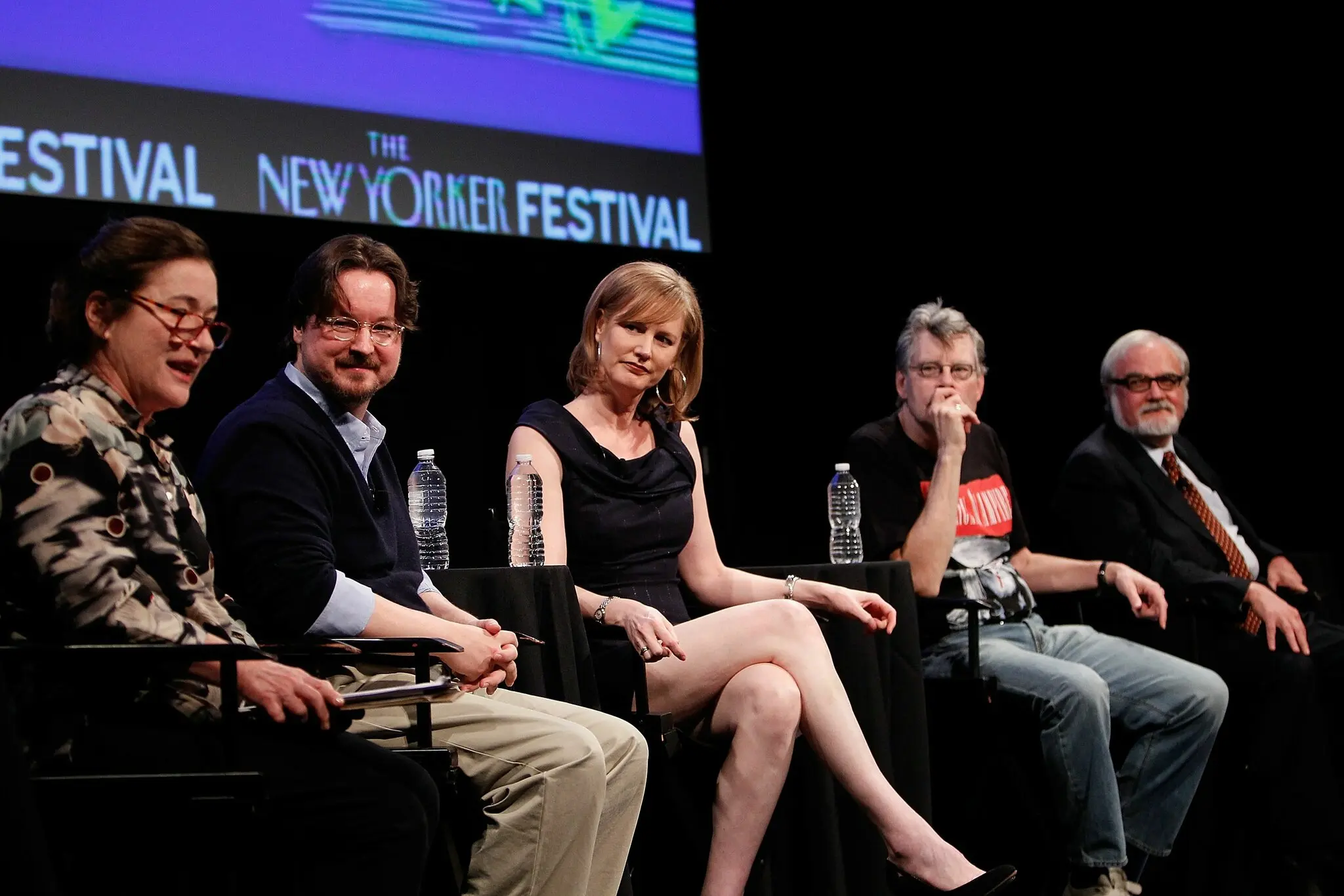 Sra. Acocella, à esquerda, liderando um painel com, a partir da esquerda, o cineasta Matt Reeves, a roteirista Melissa Rosenberg, o autor Stephen King e o filósofo Noël Carroll.Crédito...Joe Kohen/Getty Images The New Yorker