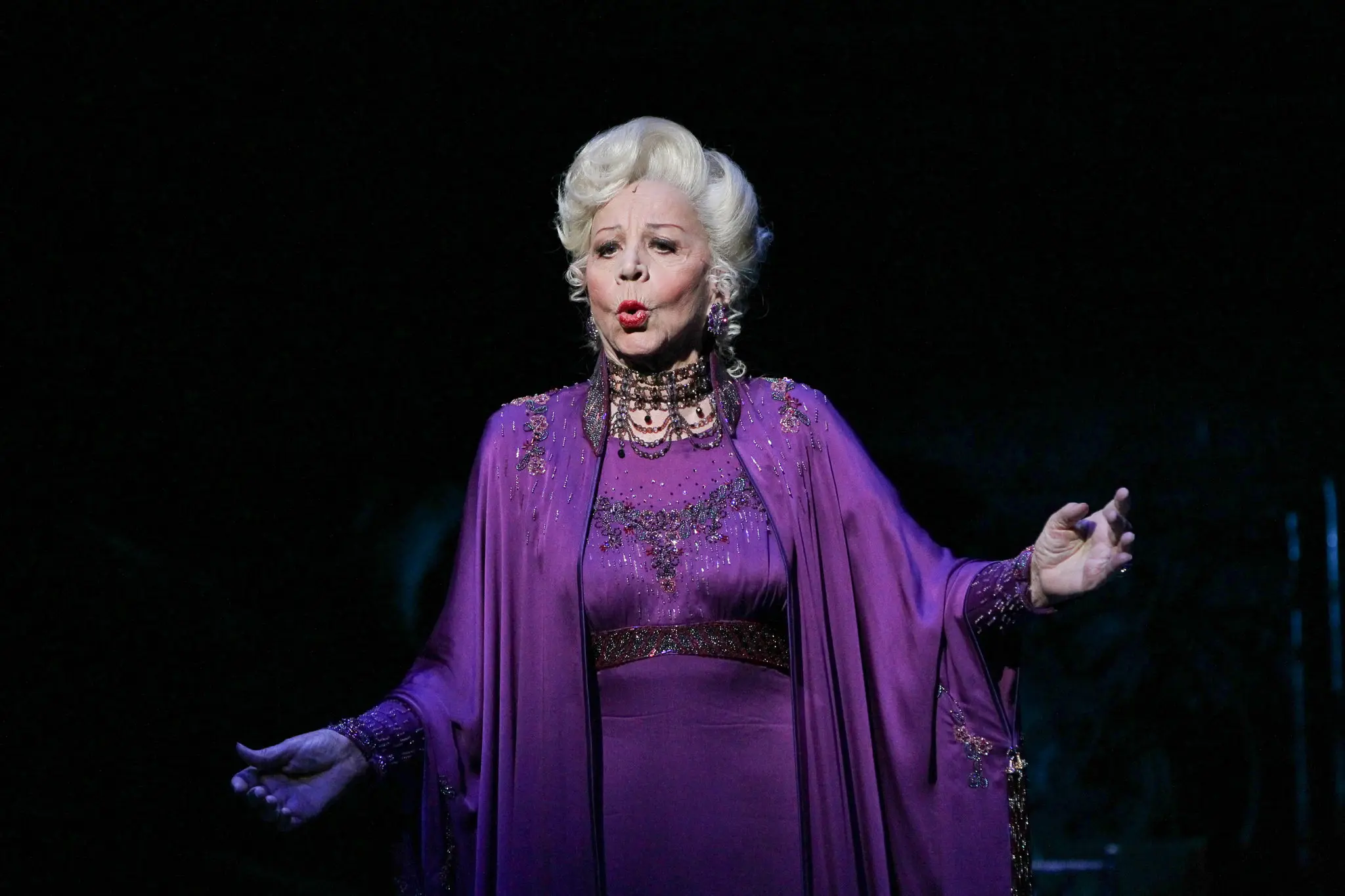 Rosalind Elias no musical "Follies" no Marquis Theatre em Nova York em 2011. Estrela da ópera, ela fez sua estreia na Broadway no show aos 82 anos.Crédito...Sara Krulwich/The New York Times