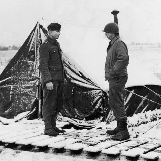 Stern, à direita, interrogando um prisioneiro de guerra alemão em 1944. Crédito...através da família Stern