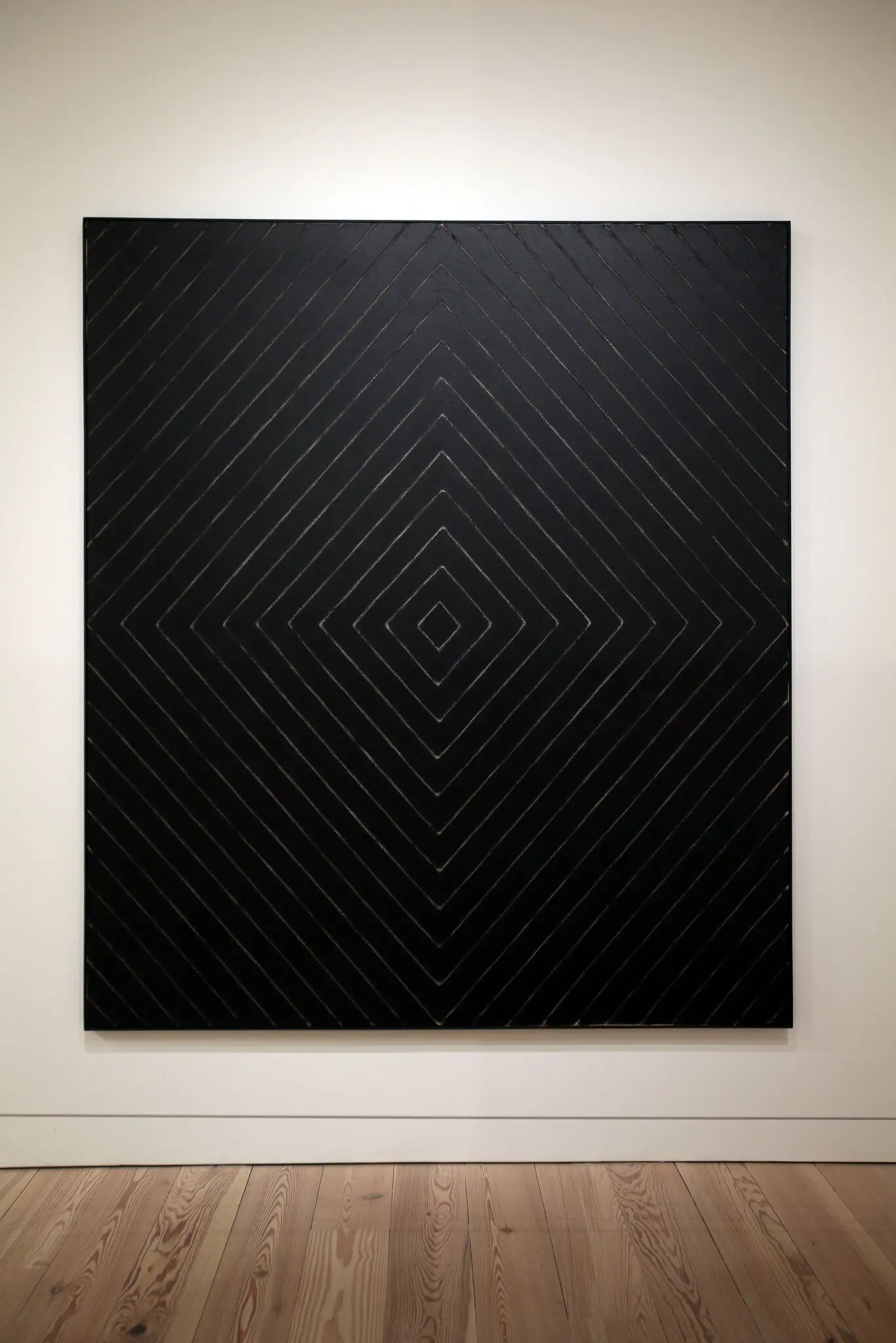 “Jill” (1959). Stella tinha cerca de 20 anos quando suas pinturas pretas em grande escala – listras pretas delineadas com precisão separadas por linhas finas de tela em branco – conquistaram o mundo da arte.Crédito...Frank Stella/Artists Rights Society (ARS), Nova York; Hiroko Masuike/The New York Times