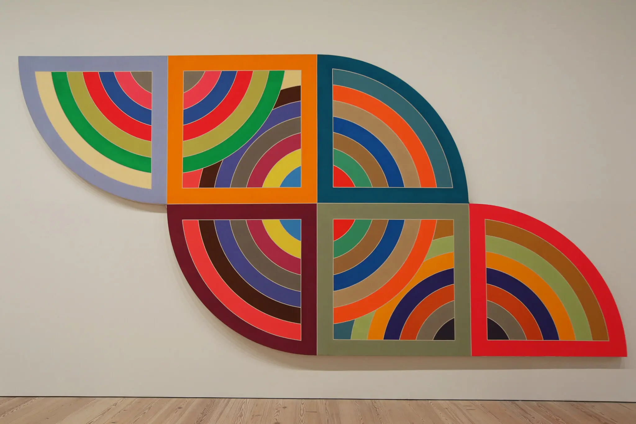 “Harran II” (1967), da série “Transferidor”.Crédito...Frank Stella/Artists Rights Society (ARS), Nova York; Hiroko Masuike/The New York Times