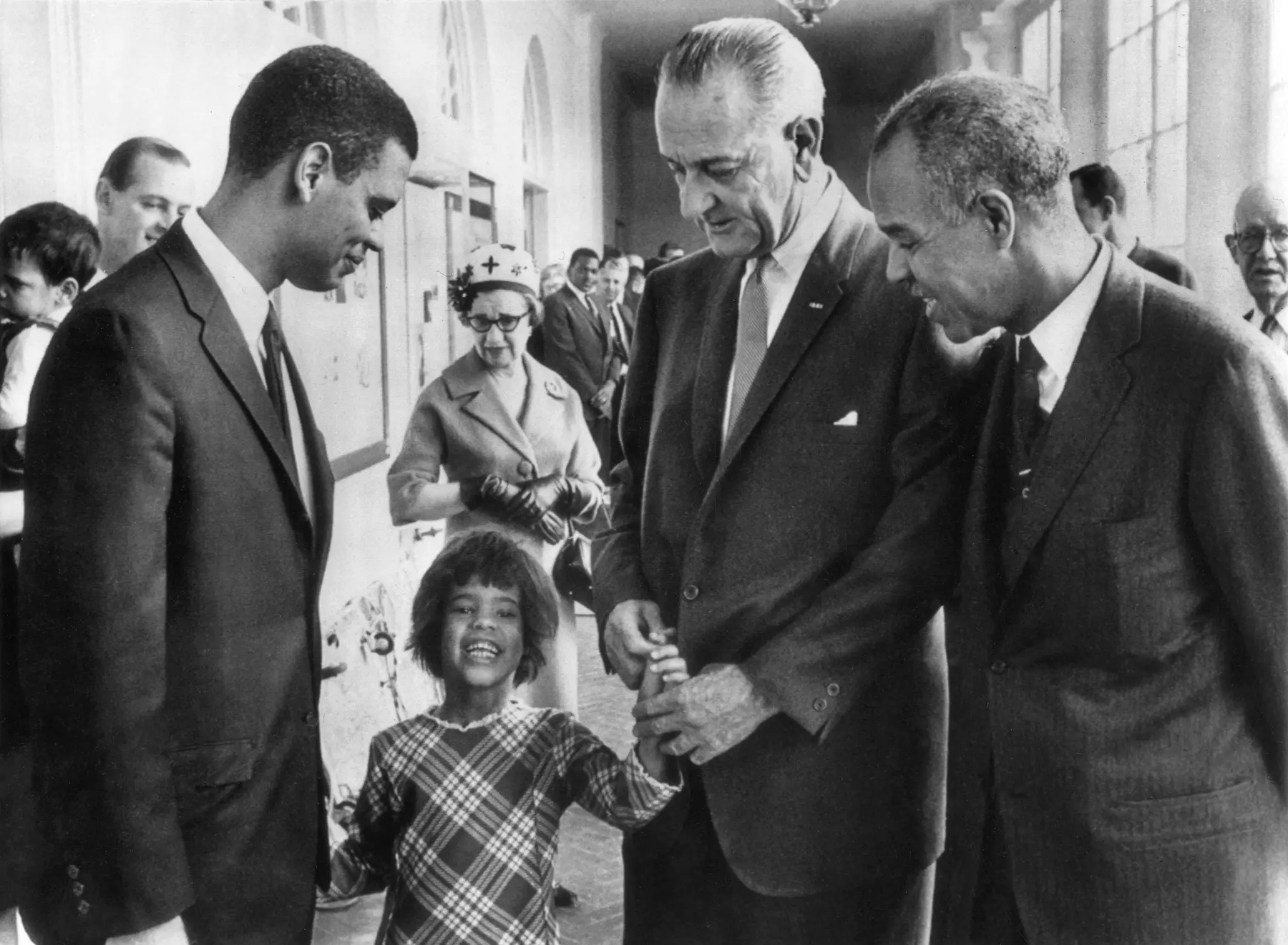 Sr. Wilkins, à esquerda; sua filha Amy; e seu tio, Roy Wilkins, diretor executivo da NAACP, com o presidente Lyndon B. Johnson em 1966.Crédito...Imprensa Unida Internacional