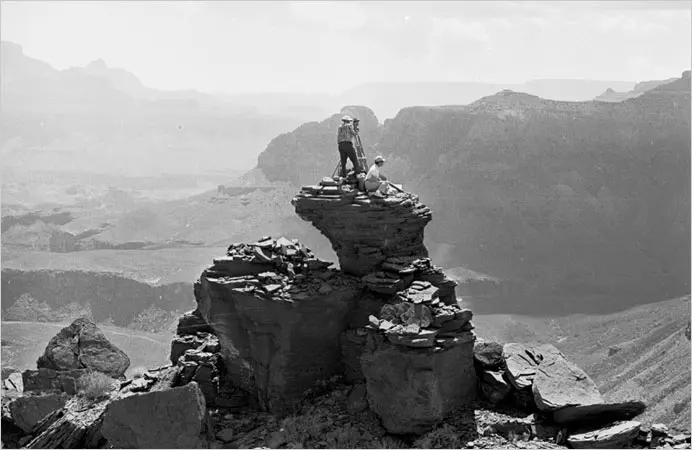 Os Washburns empoleiraram-se no topo de Dana Butte, no Grand Canyon, em 1972.Crédito...Gary Settle/The New York Times